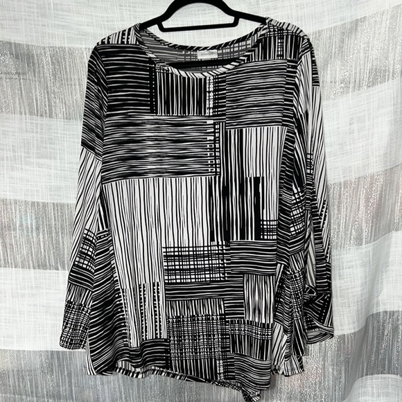 Avenue Plus Long V Shape Blouse - Picture 2 of 8